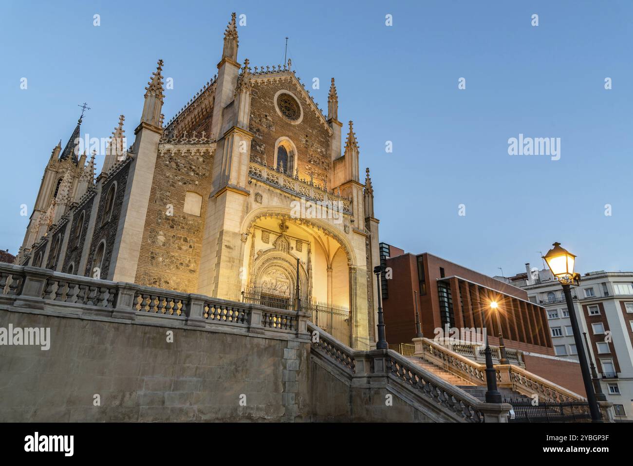 Madrid, Espagne, 14 avril 2019 : vue de l'église Jeronimos et du musée du Prado à Madrid au coucher du soleil. C'est le principal musée d'art national espagnol, en Europe Banque D'Images