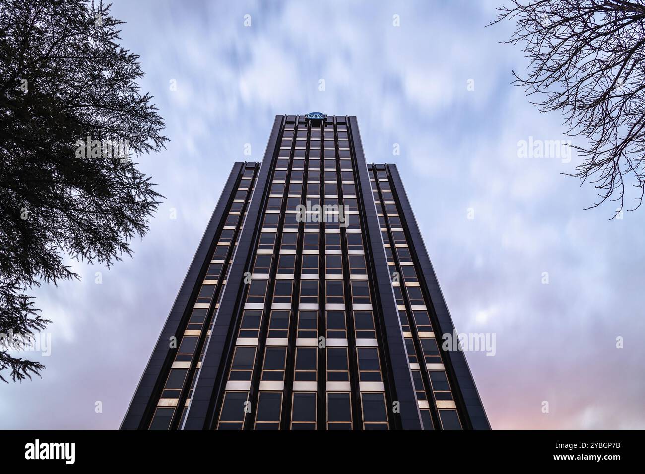 Madrid, Espagne, 8 mars 2020 : vue en bas angle du gratte-ciel de Madrid. Immeuble de bureaux de la compagnie d'assurance Mutua Madrilena. Longue exposition contre le ciel Banque D'Images
