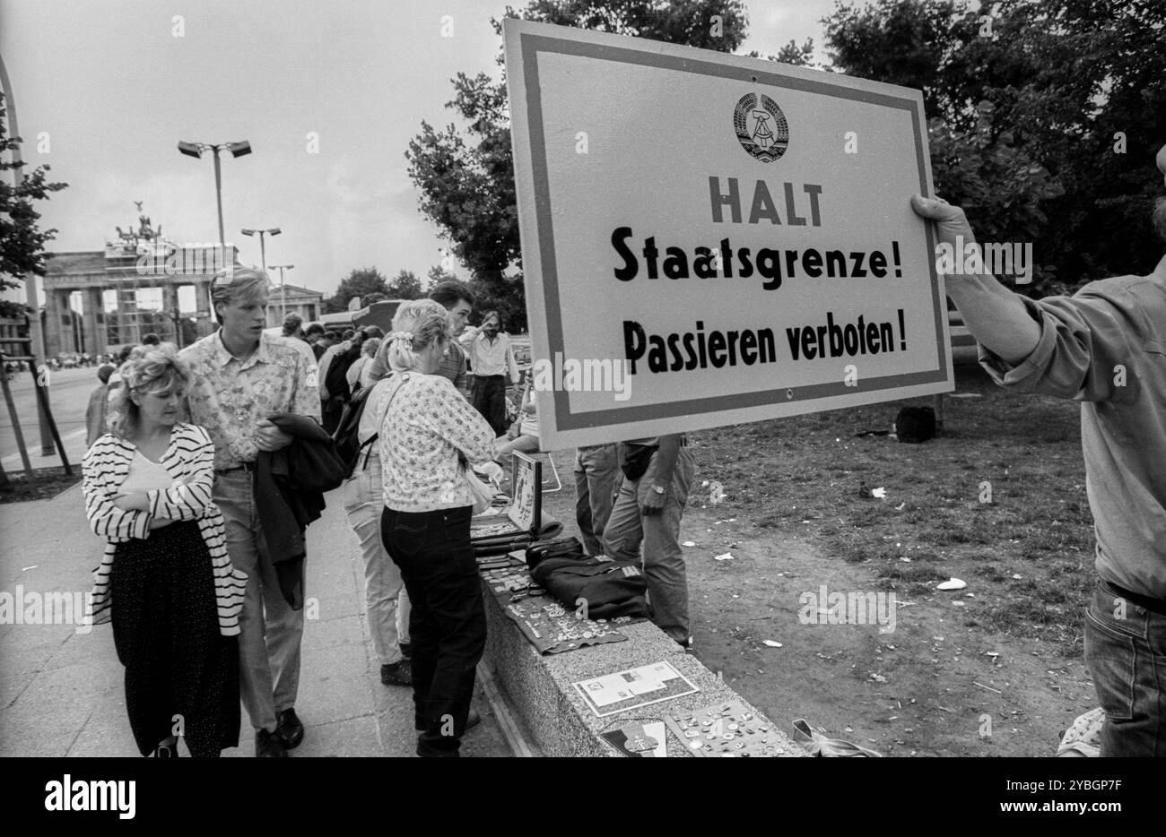 Allemagne, Berlin, 26.07.1991, panneau frontalier, halt Staatsgrenze, Passieren verboten, marchand au Brandenburg Gater, Europe Banque D'Images