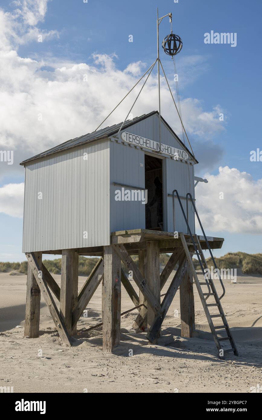 Célèbre cabane de plage authentique en bois, pour abri, sur l'île de Terschelling aux pays-Bas Banque D'Images