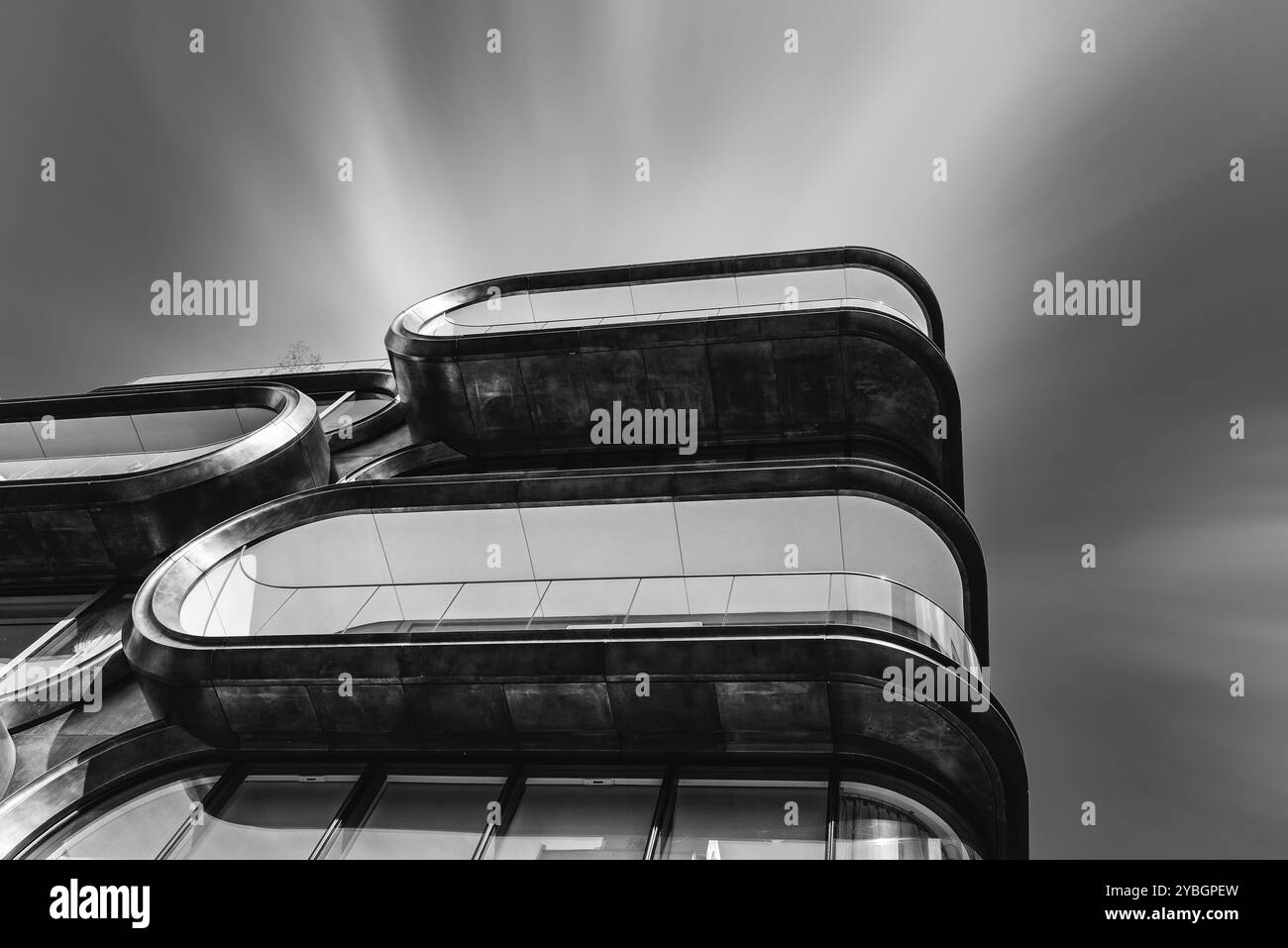 New York, États-Unis, 22 juin 2018 : vue en angle bas d'un bâtiment résidentiel moderne conçu par Zaha Hadid Architects à High Line, Amérique du Nord Banque D'Images