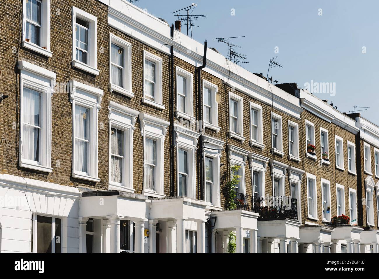 Maisons de ville avec sa façade de brique dans le quartier de Notting Hill, un quartier dans l'ouest de Londres dans le quartier de Kensington et Chelsea Banque D'Images