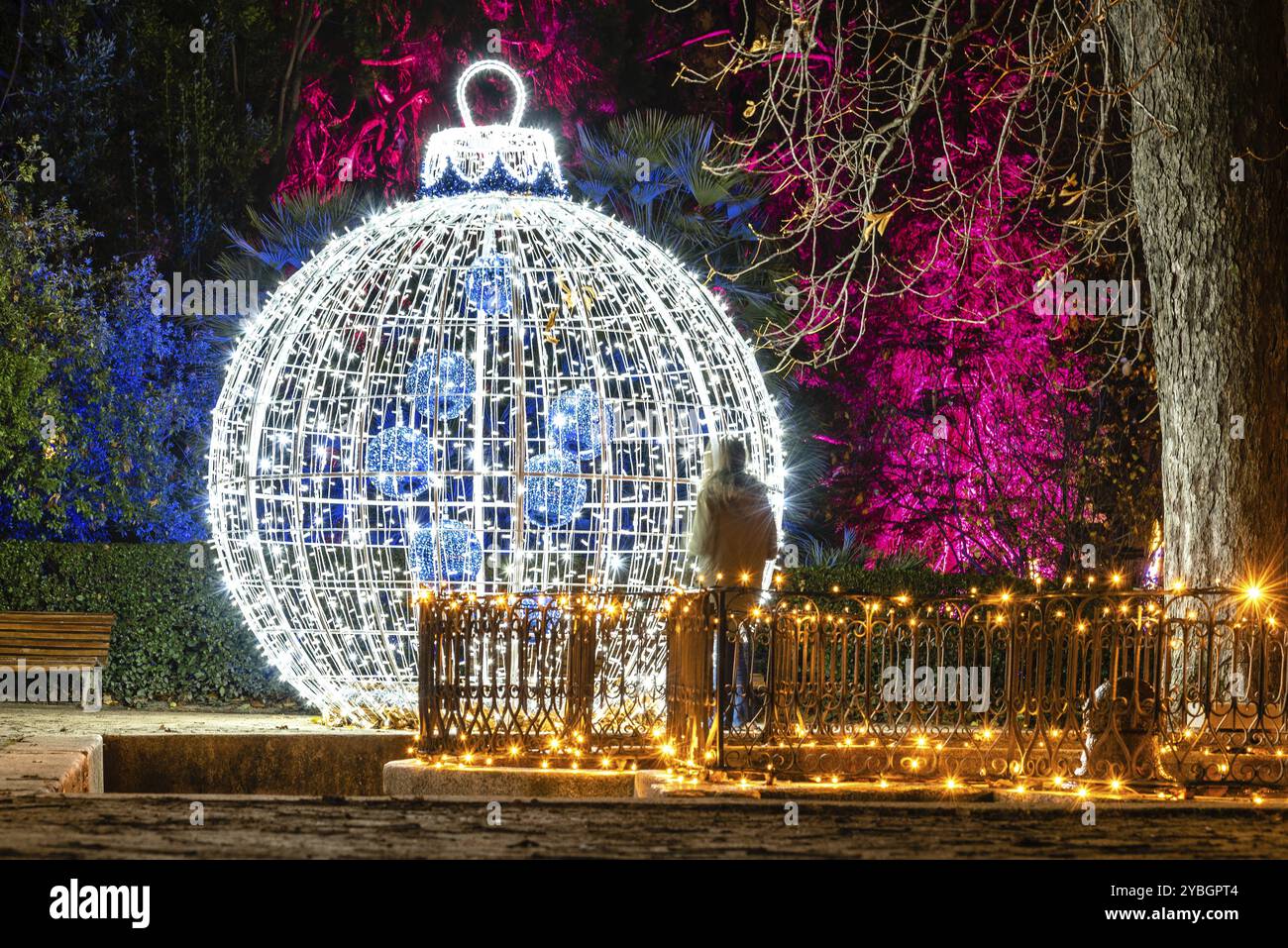 Madrid, Espagne, 5 décembre 2019 : jardin botanique royal de Madrid illuminé pendant la période de Noël. Un paysage de conte de fées lumineux avec Lig de Noël Banque D'Images