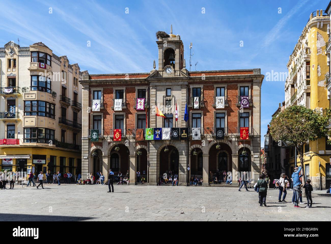 Zamora, Espagne, 7 avril 2023 : Plaza Mayor ou place principale avec balcons décorés de drapeaux et de bannières pendant la semaine sainte. Hôtel de ville, Europe Banque D'Images