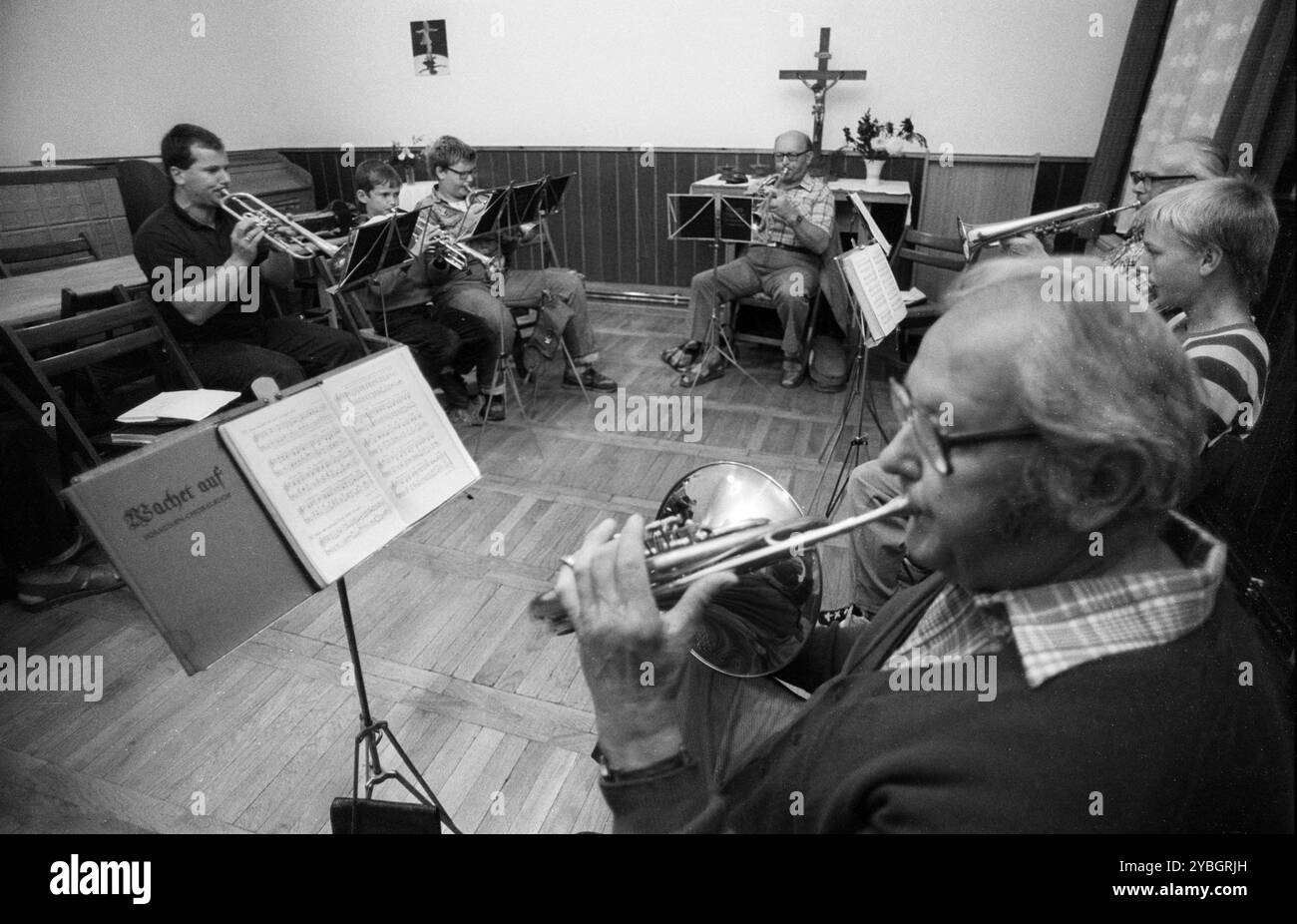 Allemagne, Eixen, 16 septembre 1991, musique de trombone dans la paroisse d'Eixen en Mecklembourg-Poméranie occidentale, Europe Banque D'Images