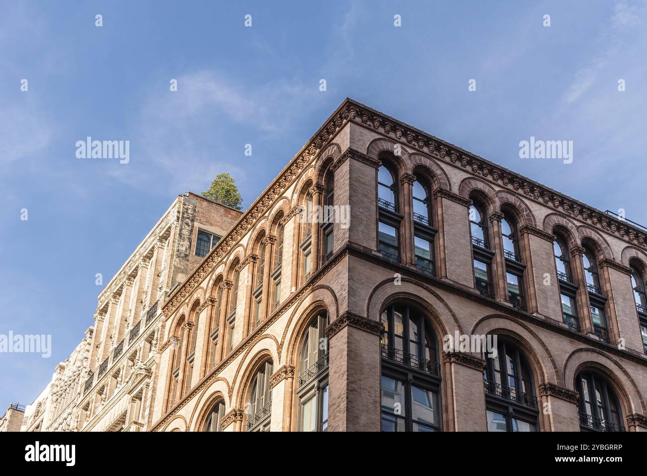 New York City, États-Unis, 25 juin 2018 : vue en angle bas contre le ciel bleu d'un bâtiment typique dans le quartier historique de Soho Cast Iron à New York City, North AME Banque D'Images