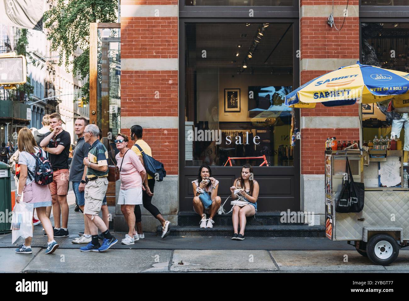 New York, États-Unis, 25 juin 2018 : les gens de Greene Street avec des magasins de mode de luxe dans le quartier historique de Soho Cast Iron à New York, NOR Banque D'Images