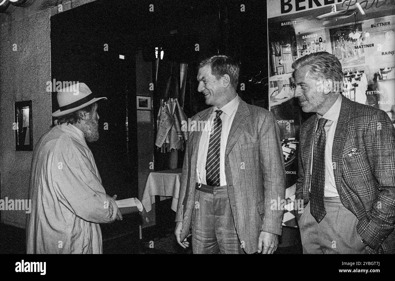 Allemagne, Berlin, 17 octobre 1991, Reinald Nohal, artiste, auteur (à gauche), Michel Wuerthle (à droite), propriétaire du Paris Bar à Kantstrasse, avec un invité, Banque D'Images