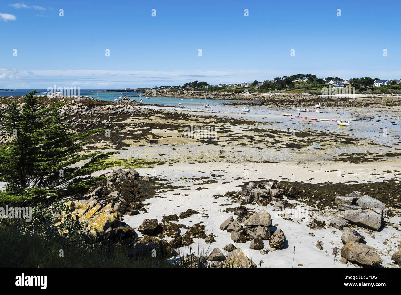 Vue panoramique de la plage de l'île de Batz une journée ensoleillée de l'été Banque D'Images