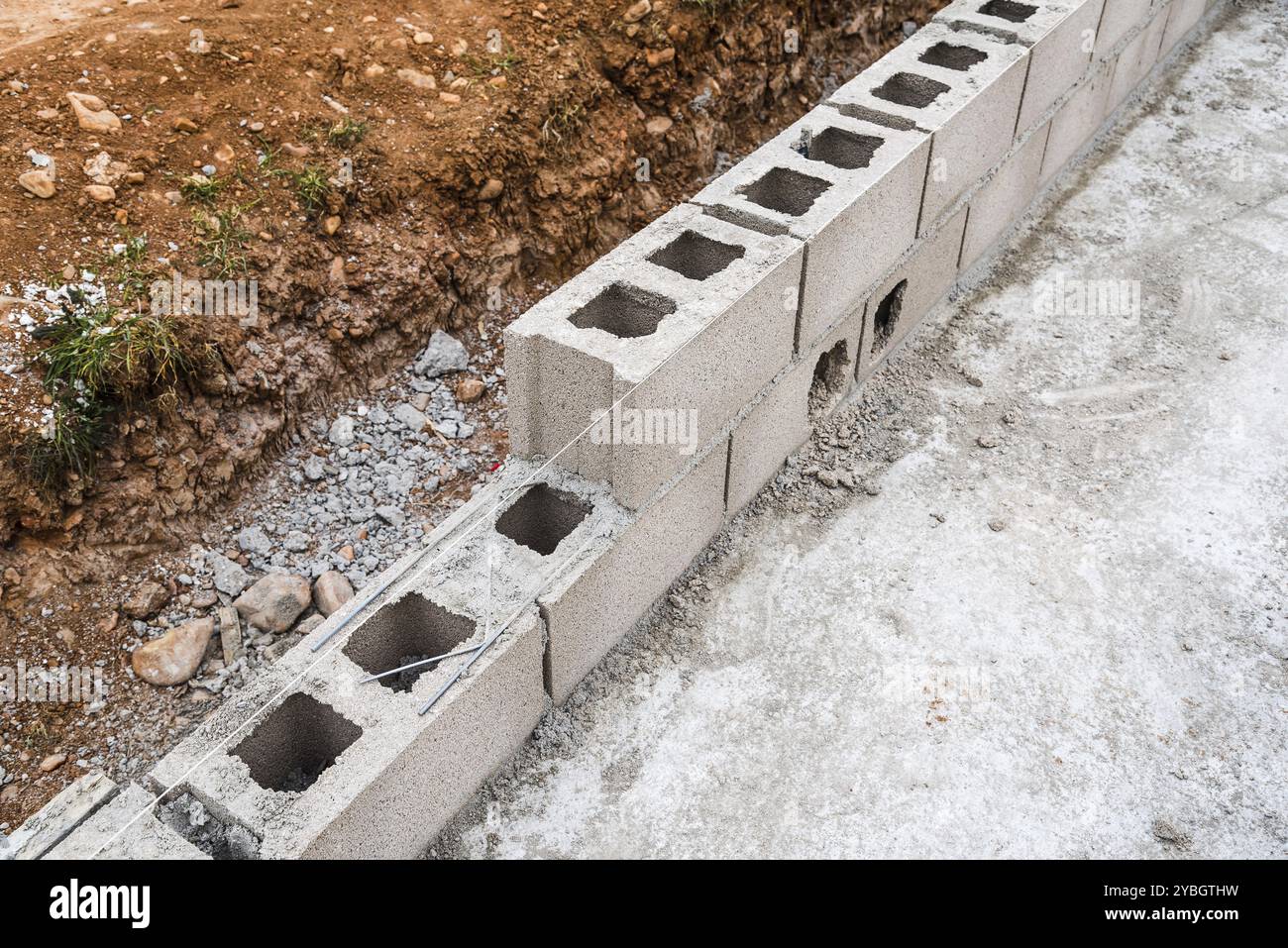 Détail du mur de blocs de béton armé porteur en construction Banque D'Images