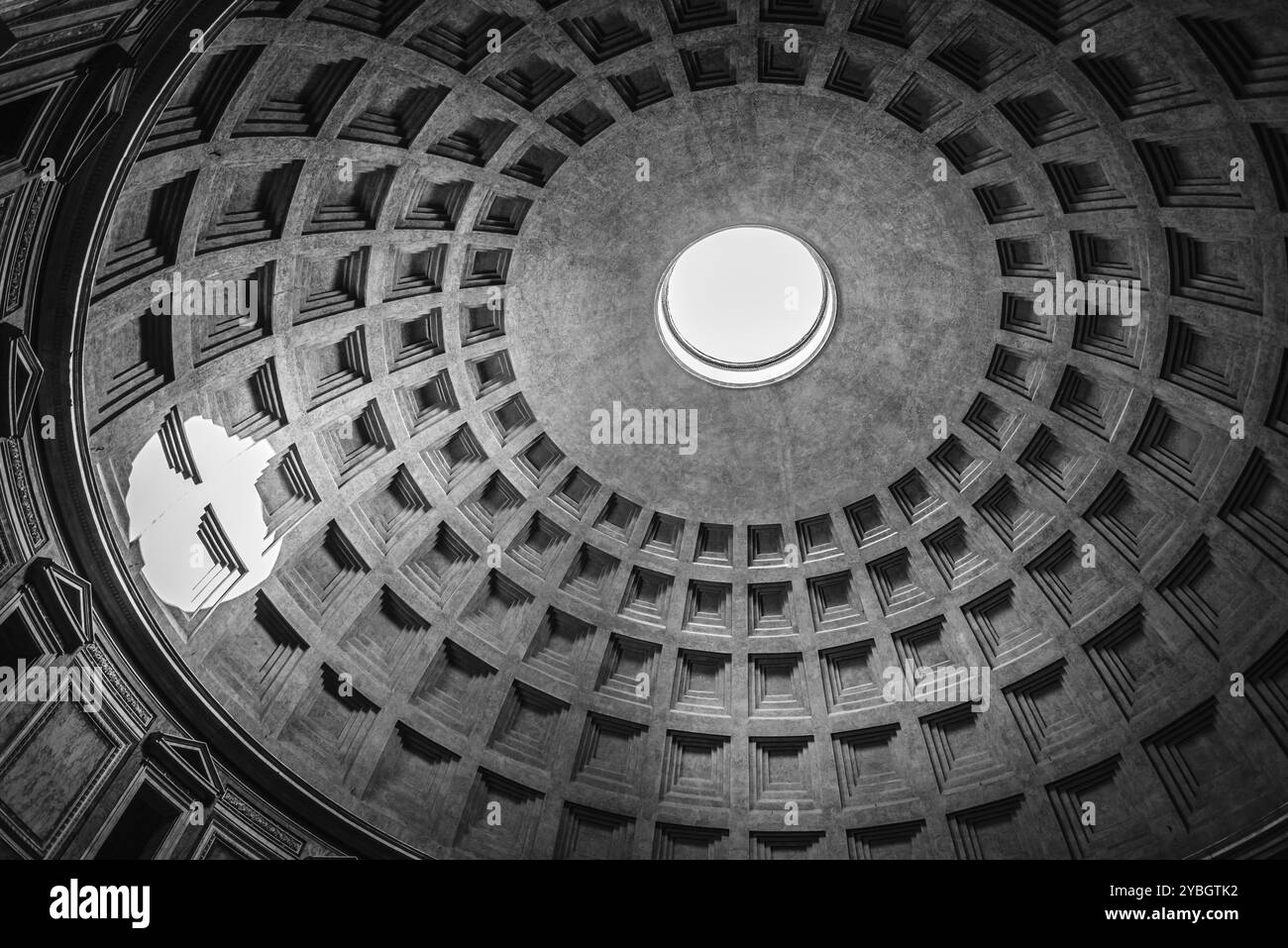 Rome, Italie, 18 août 2016 : vue intérieure du Panthéon d'Agripa à Rome. Le Panthéon est un ancien temple romain, aujourd'hui une église. Noir et blanc, Europe Banque D'Images