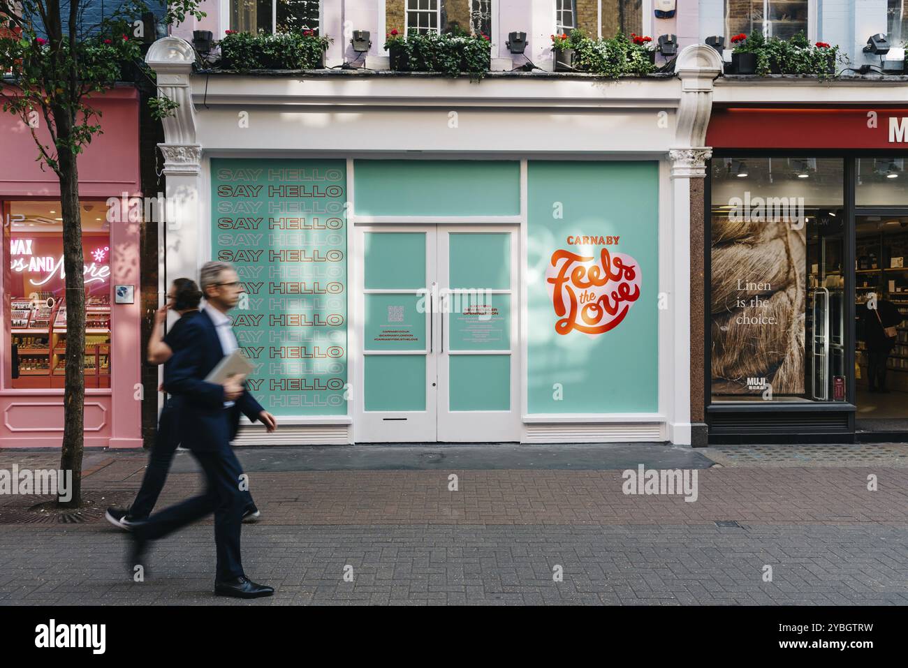 Londres, Royaume-Uni, le 15 mai 2019 : des acheteurs passant devant un espace vide à louer à Carnaby Street, Soho, dans le West End de Londres. Flou de mouvement Banque D'Images