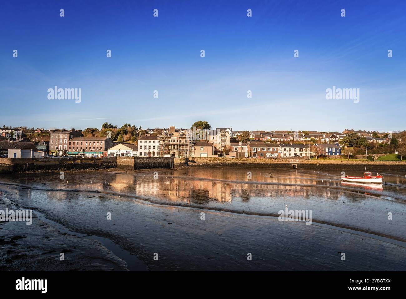 Vue panoramique sur le port de Kinsale, dans le comté de Cork, Irlande avec la marée basse au coucher du soleil Banque D'Images