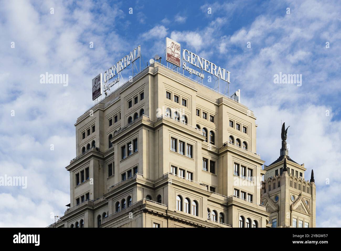 Madrid, Espagne, 1er novembre 2019 : vue en angle bas du panneau Generali Seguros, une compagnie d'assurance, sur le toit d'un ancien bâtiment dans le centre de Madrid, Euro Banque D'Images