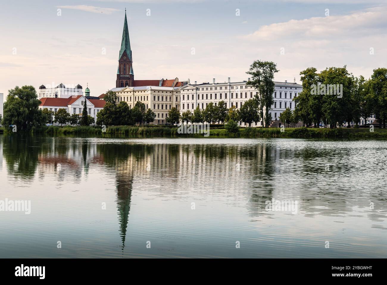 Paysage urbain du centre historique de Schwerin et du lac Burgsee, Allemagne, Europe Banque D'Images