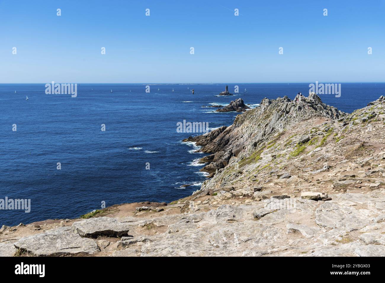 Vue panoramique sur la pointe du Raz. C'est un promontoire qui s'étend dans l'Atlantique depuis l'ouest de la Bretagne, en France Banque D'Images