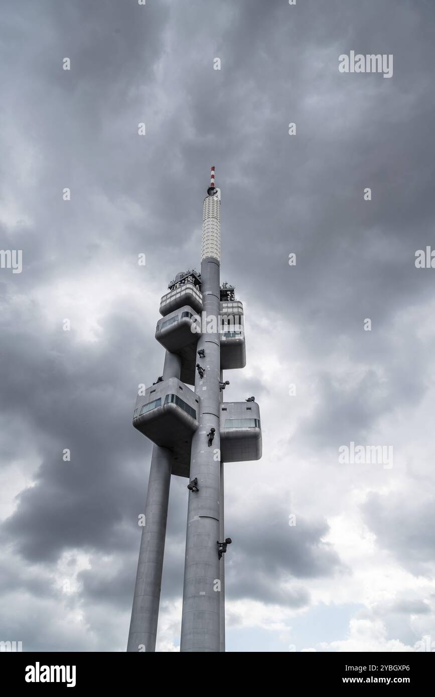 Prague, République tchèque, 21 août 2017 : Tour de télévision Zizkov à Prague. C'est une tour d'émission et un exemple d'architecture high-tech. Faible Banque D'Images