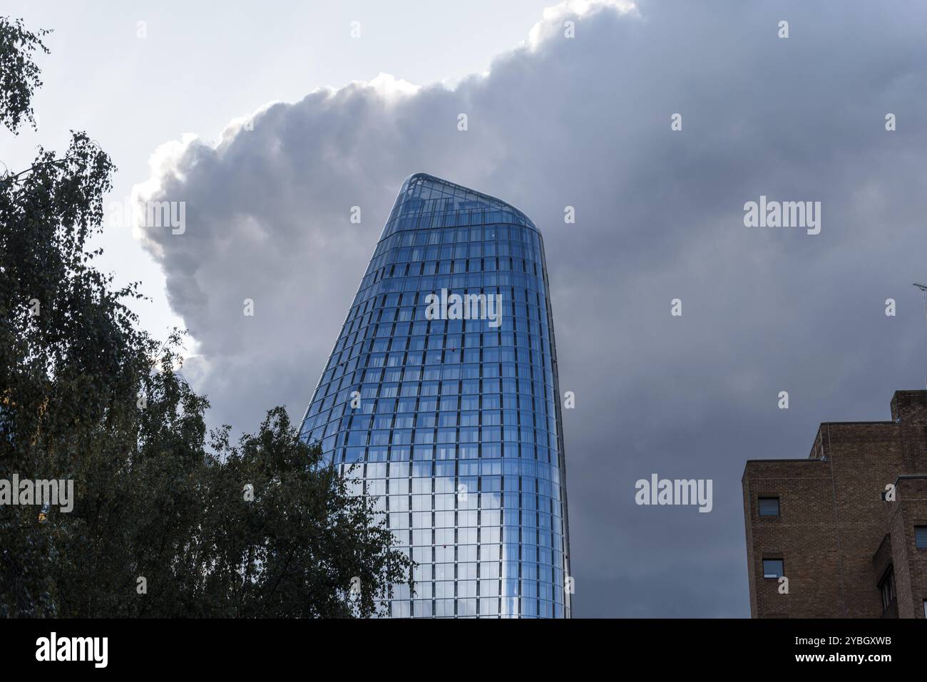 LONDRES, Royaume-Uni, 26 août 2023 : un gratte-ciel d'appartement Blackfriars dans la ville de Londres. Vue contre le ciel Banque D'Images