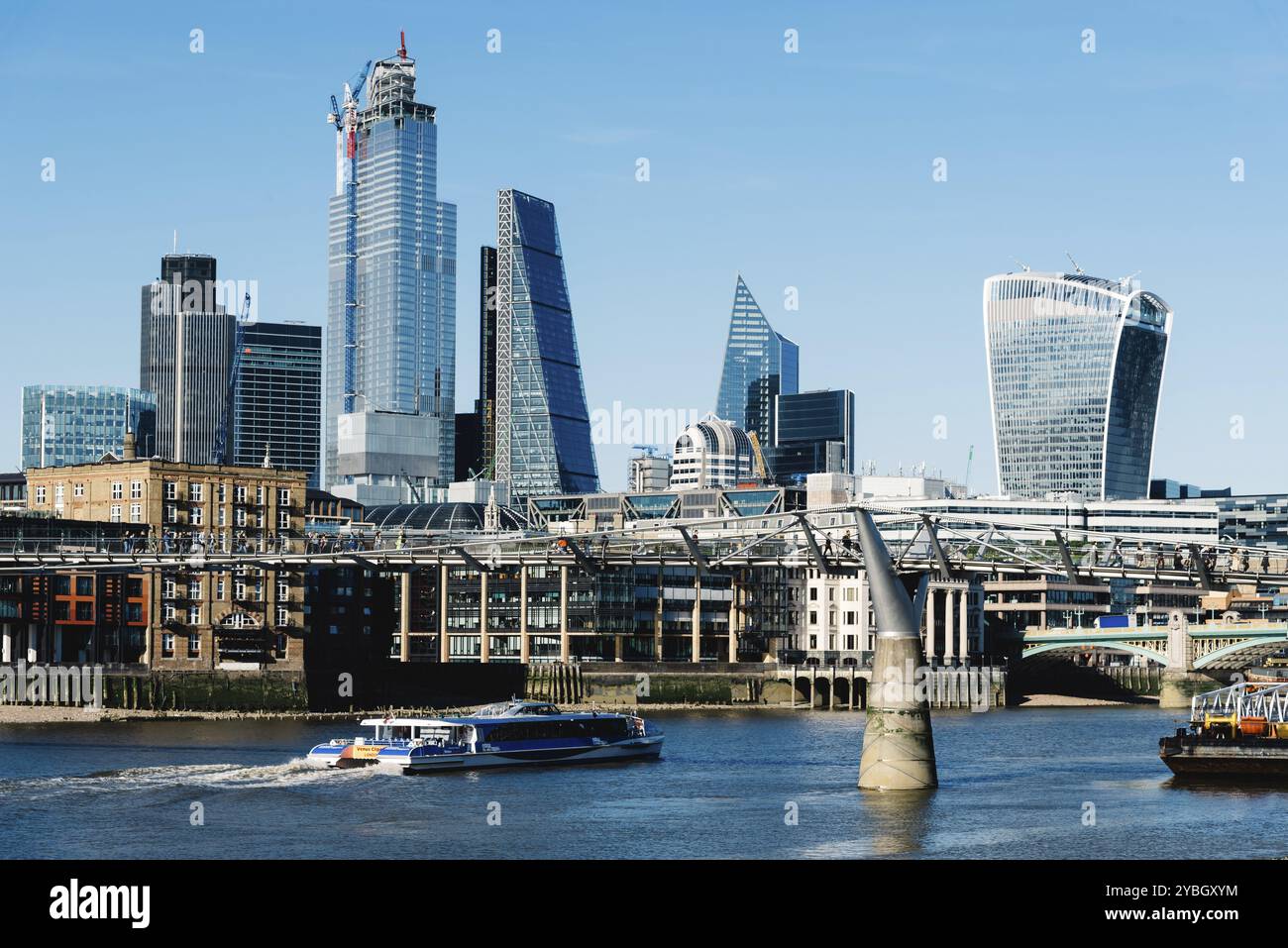 Londres, Royaume-Uni, 14 mai 2019 : paysage urbain de Londres au-dessus de la Tamise. Journée ensoleillée avec ciel bleu Banque D'Images