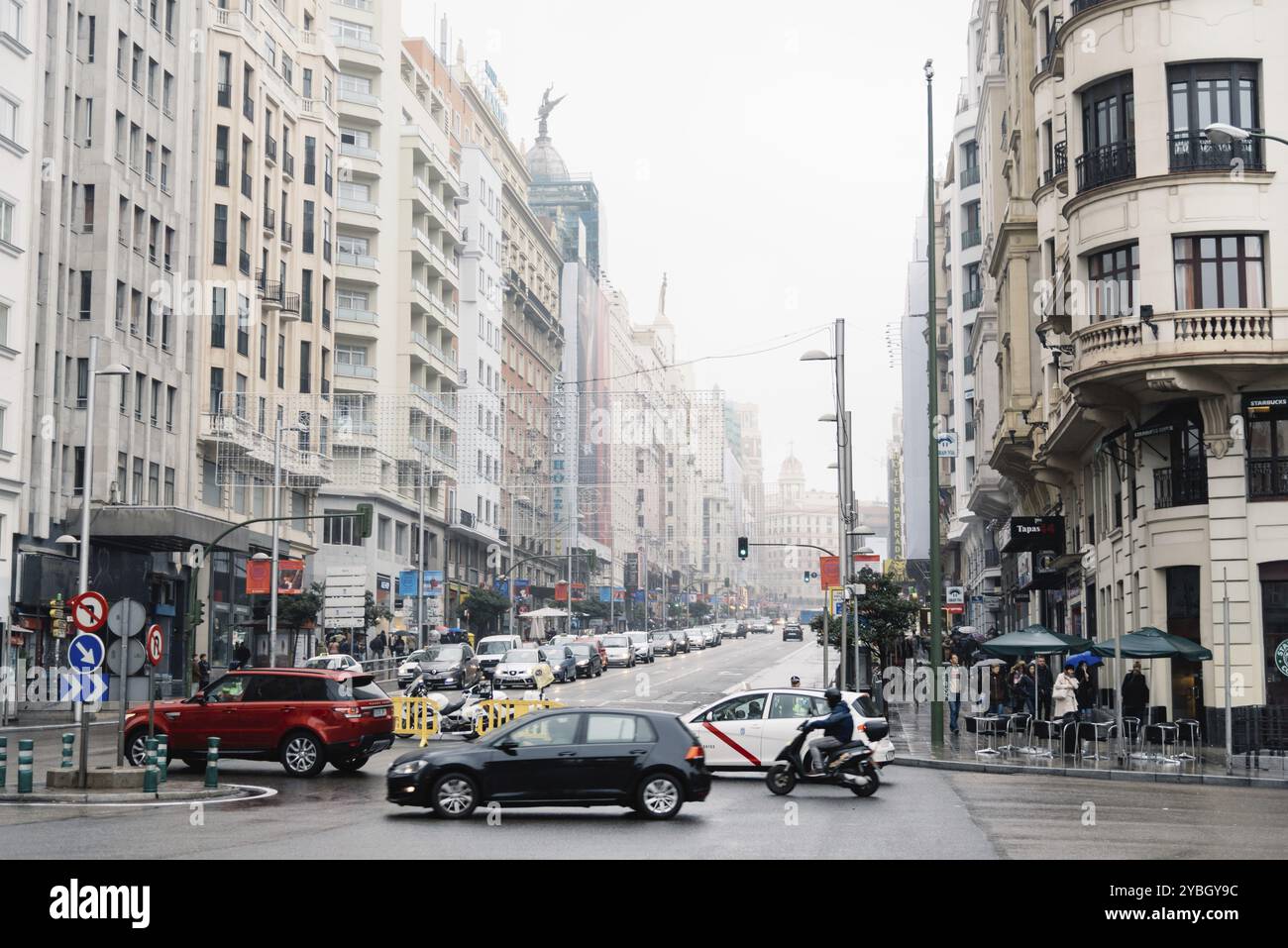 Madrid, Espagne, 20 novembre 2016 : jour de pluie à Gran via à Madrid. C'est une rue commerçante ornée et haut de gamme située dans le centre de Madrid. C'est connu Banque D'Images