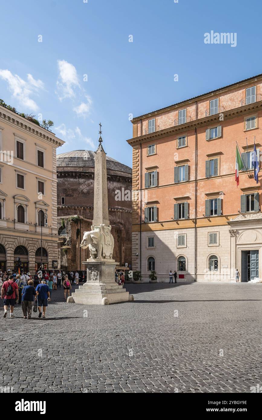 Rome, Italie, 18 août 2016 : obélisque sur la place de Minerve à Rome une journée ensoleillée d'été avec Panthéon en arrière-plan, Europe Banque D'Images