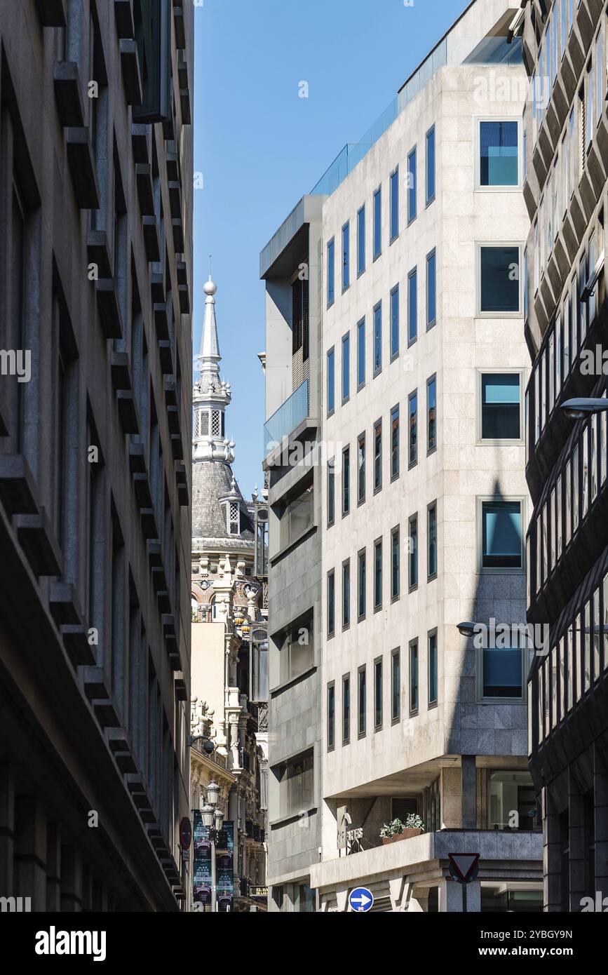 Madrid, Espagne, 2 mai 2019 : vue en angle bas de la rue étroite dans le centre historique de Madrid. Carrera de San Jeronimo, Europe Banque D'Images