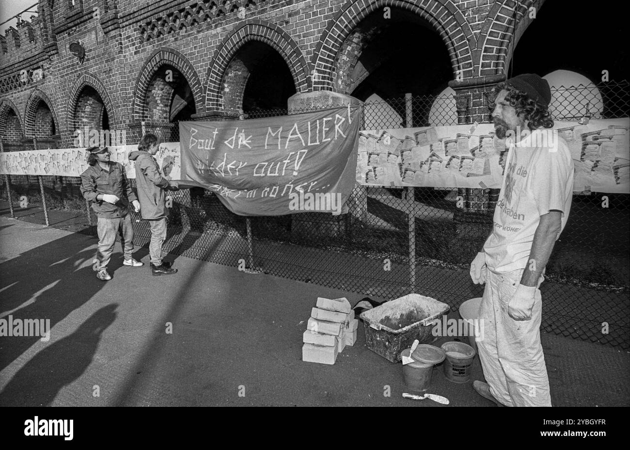 Allemagne, Berlin, 13 août 1991, Comité pour la reconstruction du mur, érigeant symboliquement un morceau du mur sur le pont Oberbaum, brique Banque D'Images