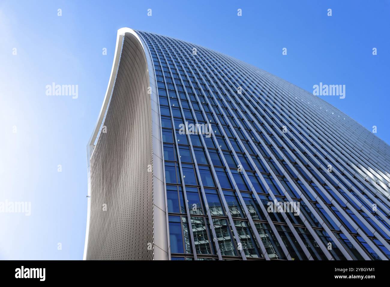 Londres, Royaume-Uni, le 14 mai 2019 : vue en angle bas du gratte-ciel 20 Fenchurch à Londres agaisnt ciel bleu. Également connu sous le nom de bâtiment Walkie Talkie Banque D'Images