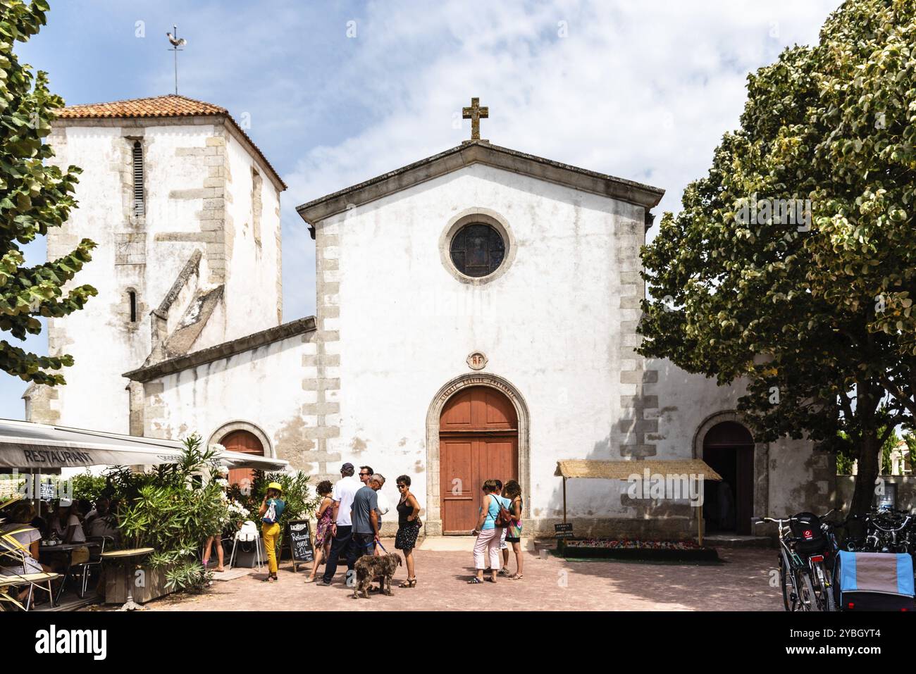 Loix-en-Ré, France, 7 août 2018 : vue sur l'église du village. Les mots liberté, Egalite, Fraternité, liberté, égalité, fraternité, sont writ Banque D'Images