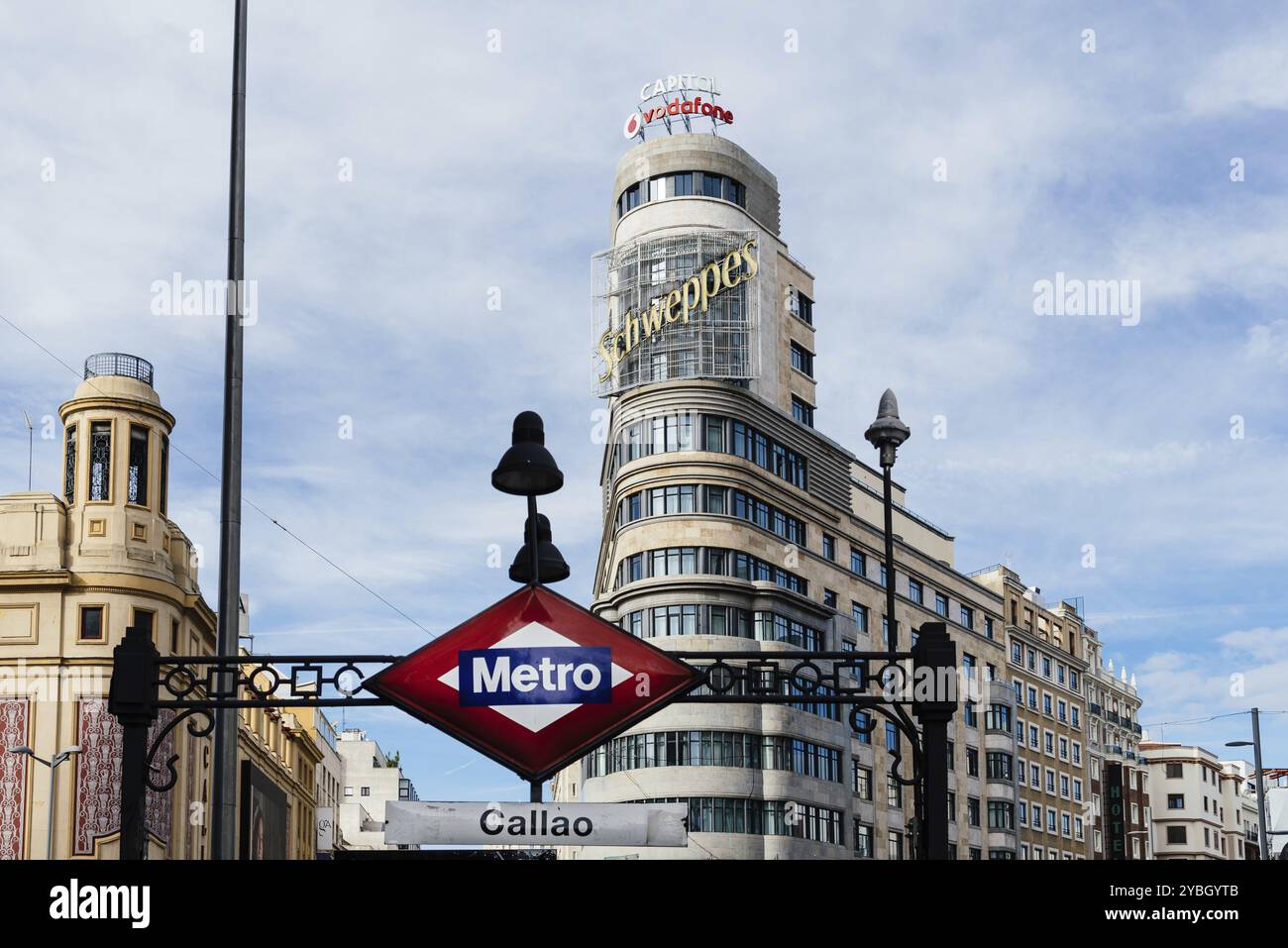 Madrid, Espagne, 1er novembre 2019 : panneau de métro dans la station de métro Callao contre le bâtiment du Capitole sur fond dans l'avenue Gran via, en Europe Banque D'Images