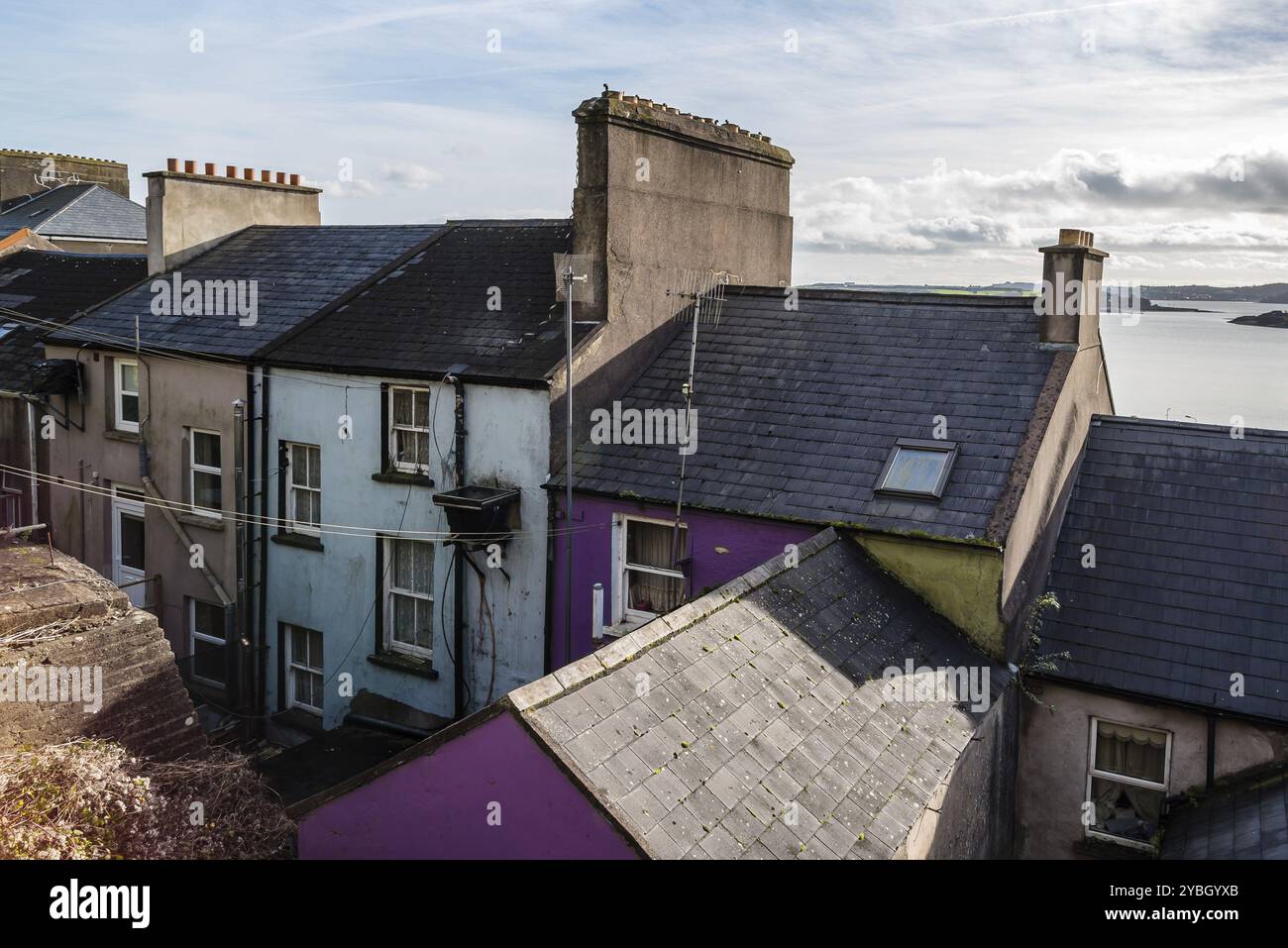 Vue pittoresque sur le toit de vieilles maisons dans une petite ville côtière irlandaise Banque D'Images