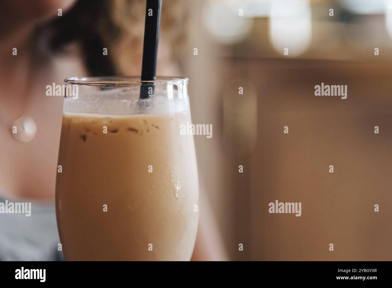 Close up de boire un milk-shake avec espace pour copier. L'accent sur milkshake Banque D'Images