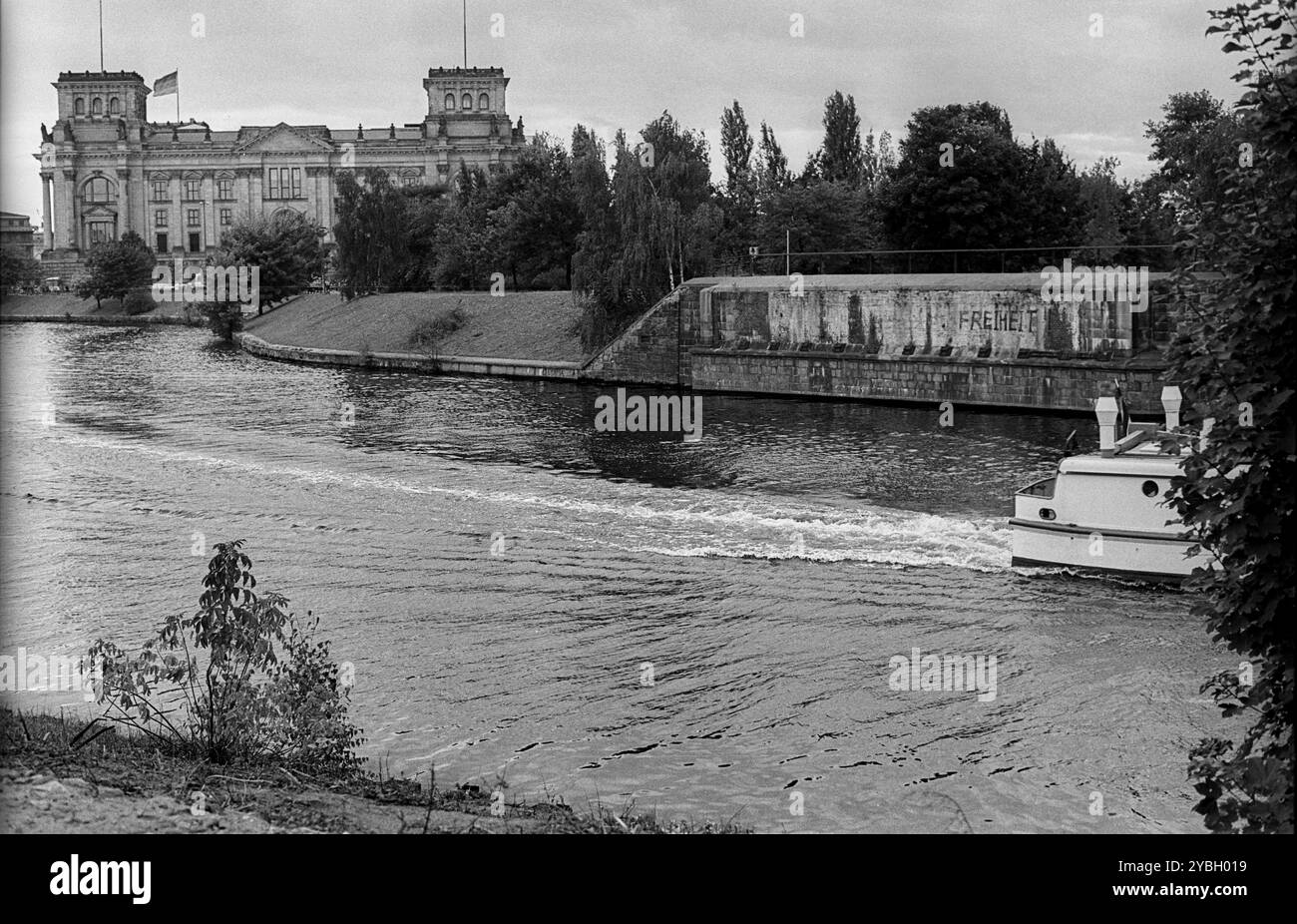 Allemagne, Berlin, 19.10.1991, Spreebogen avec bateau d'excursion, vu de la tour frontalière, vue sur le Reichstag, Europe Banque D'Images