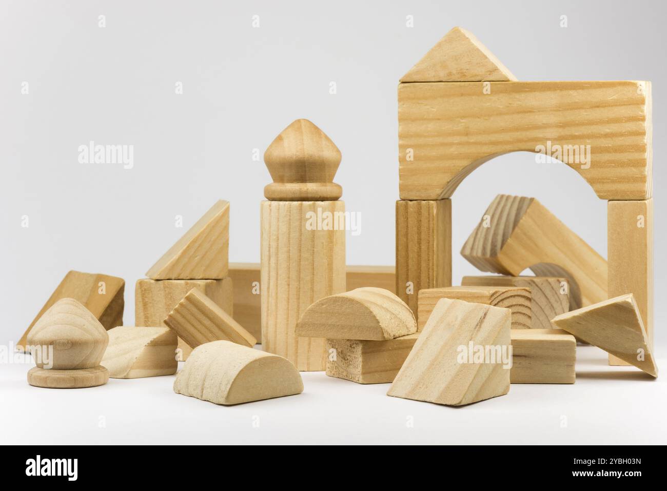 Jouet de construction en blocs de bois Banque de photographies et d ...