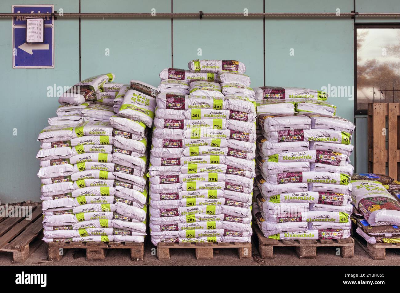 Sacs en plastique avec terreau sur un marché de gros, Allgaeu, Bavière, Allemagne, Europe Banque D'Images