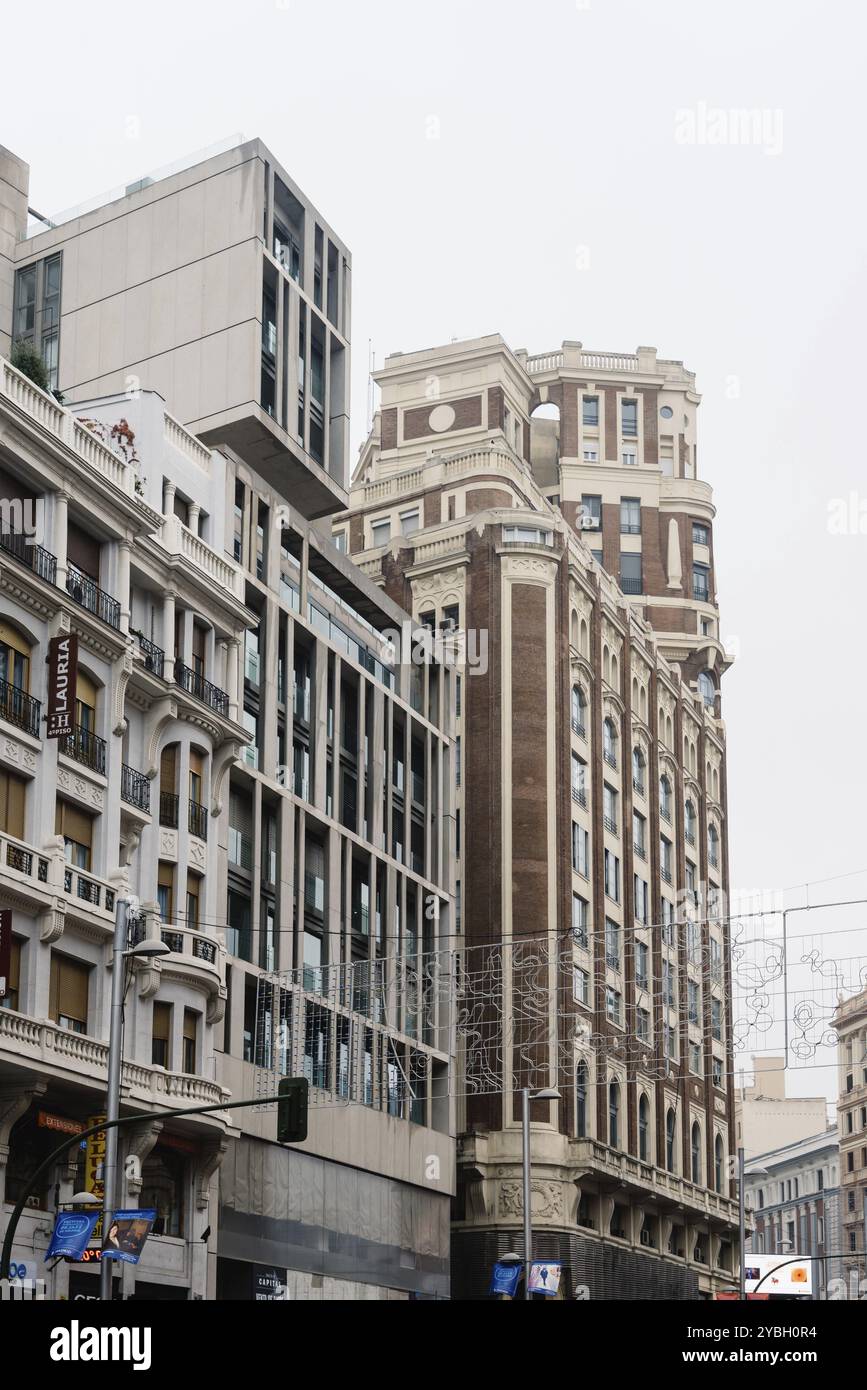 Madrid, Espagne, 20 novembre 2016 : jour de pluie à Gran via à Madrid. C'est une rue commerçante ornée et haut de gamme située dans le centre de Madrid. C'est connu Banque D'Images