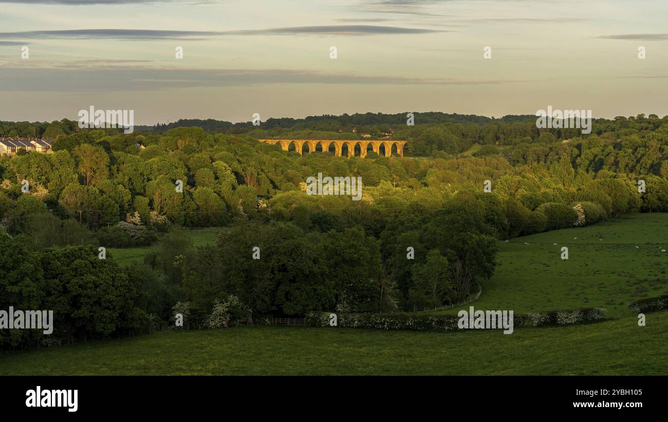 Vue depuis l'aqueduc de Pontcysyllte à Trevor, vers le viaduc de Cefn Mawr, Wrexham, Clwyd, pays de Galles, Royaume-Uni Banque D'Images