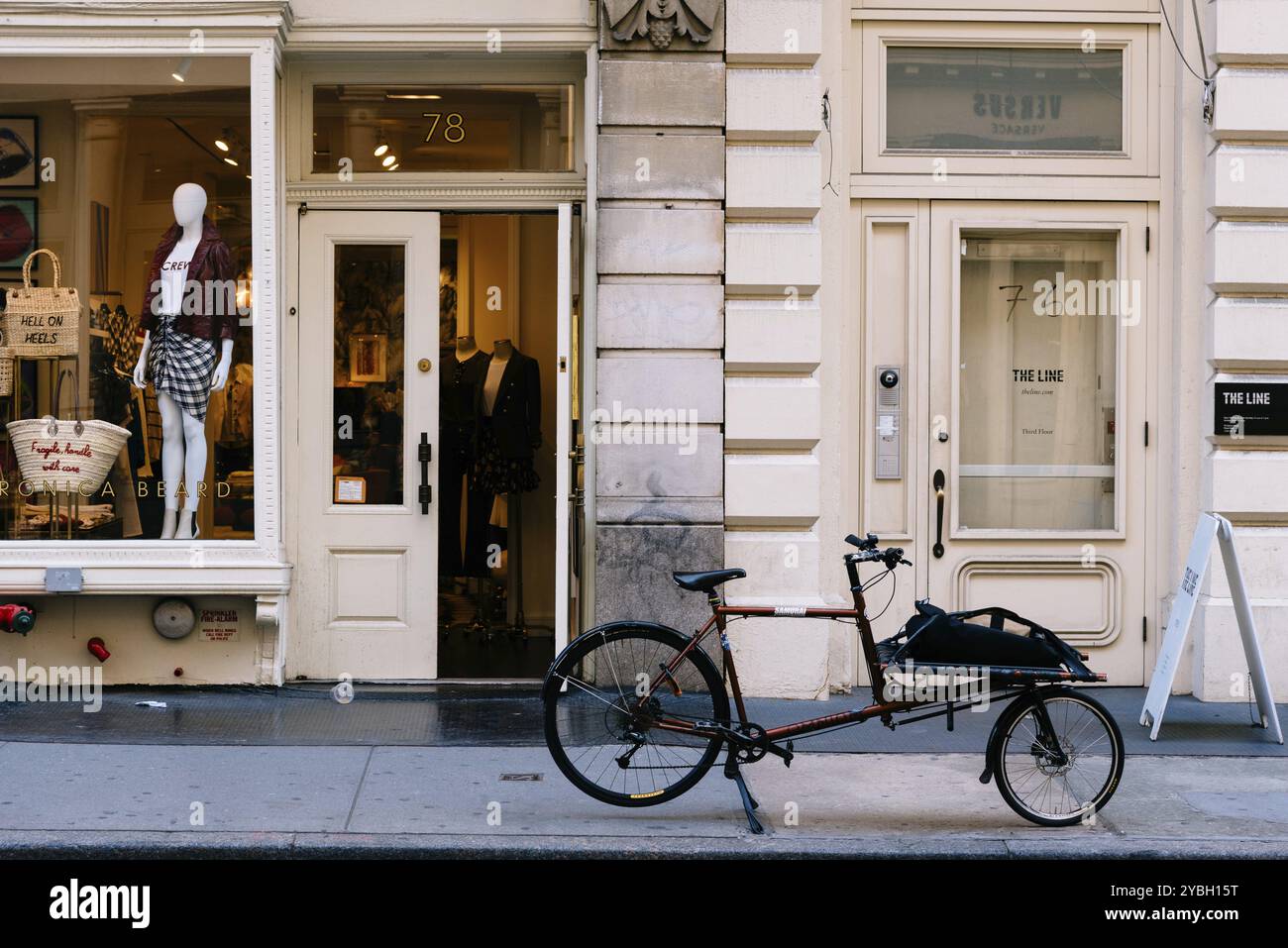 New York, États-Unis, 25 juin 2018 : vieux vélo garé dans un magasin de mode de luxe à Greene Street dans le quartier historique de Soho Cast Iron à New York, N. Banque D'Images