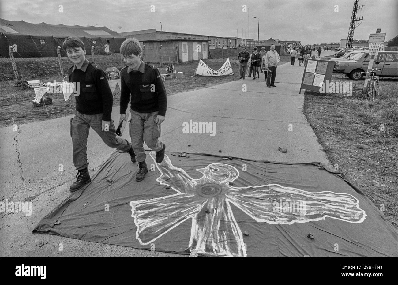 Allemagne, Osterne, 12.11.1991, journée portes ouvertes sur un ancien site de missiles de la NVA (maintenant Bundeswehr), protester contre la poursuite de l'utilisation du site, Bundeswehr, colombe de la paix Banque D'Images Allemagne, Osterne, 12.11.1991, journée portes ouvertes sur un ancien site de missiles de la NVA (maintenant Bundeswehr), protester contre la poursuite de l'utilisation du site, Bundeswehr, colombe de la paix Banque D'Images