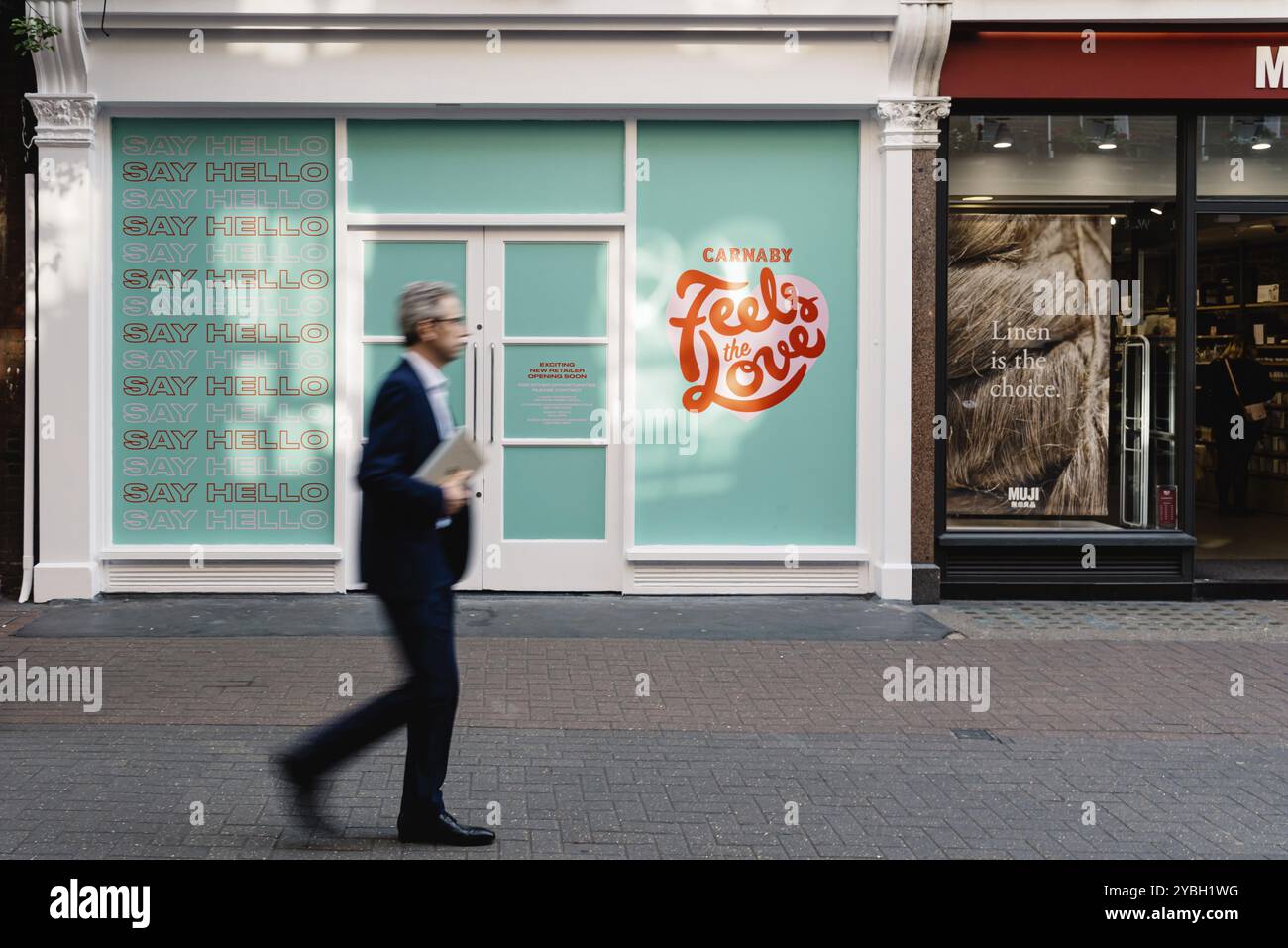 Londres, Royaume-Uni, le 15 mai 2019 : des acheteurs passant devant un espace vide à louer à Carnaby Street, Soho, dans le West End de Londres. Flou de mouvement Banque D'Images