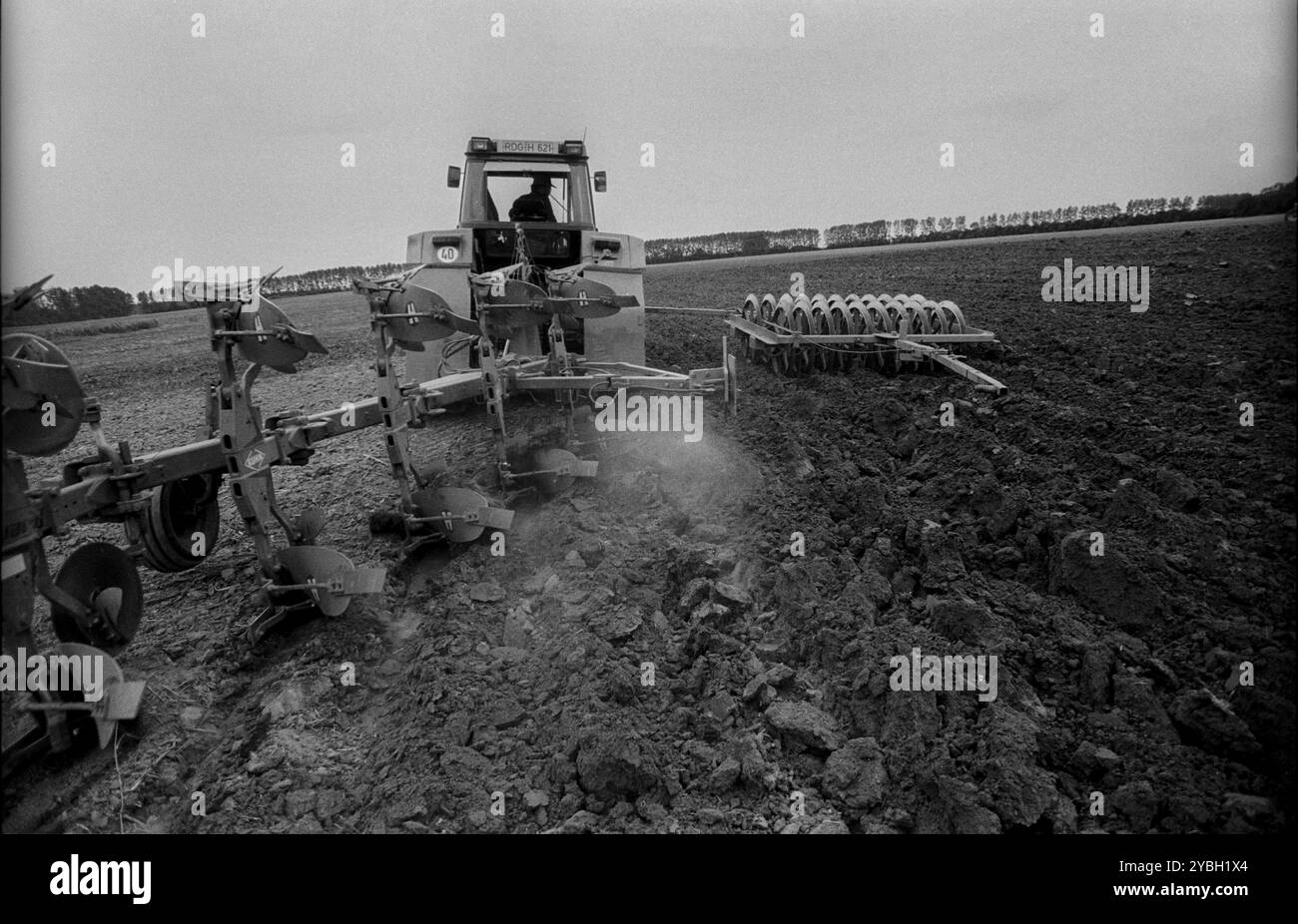 Allemagne, Eixen, 16.9,1991, conducteur de tracteur, agriculteur devenu indépendant, champs en cours de labourage, Europe Banque D'Images