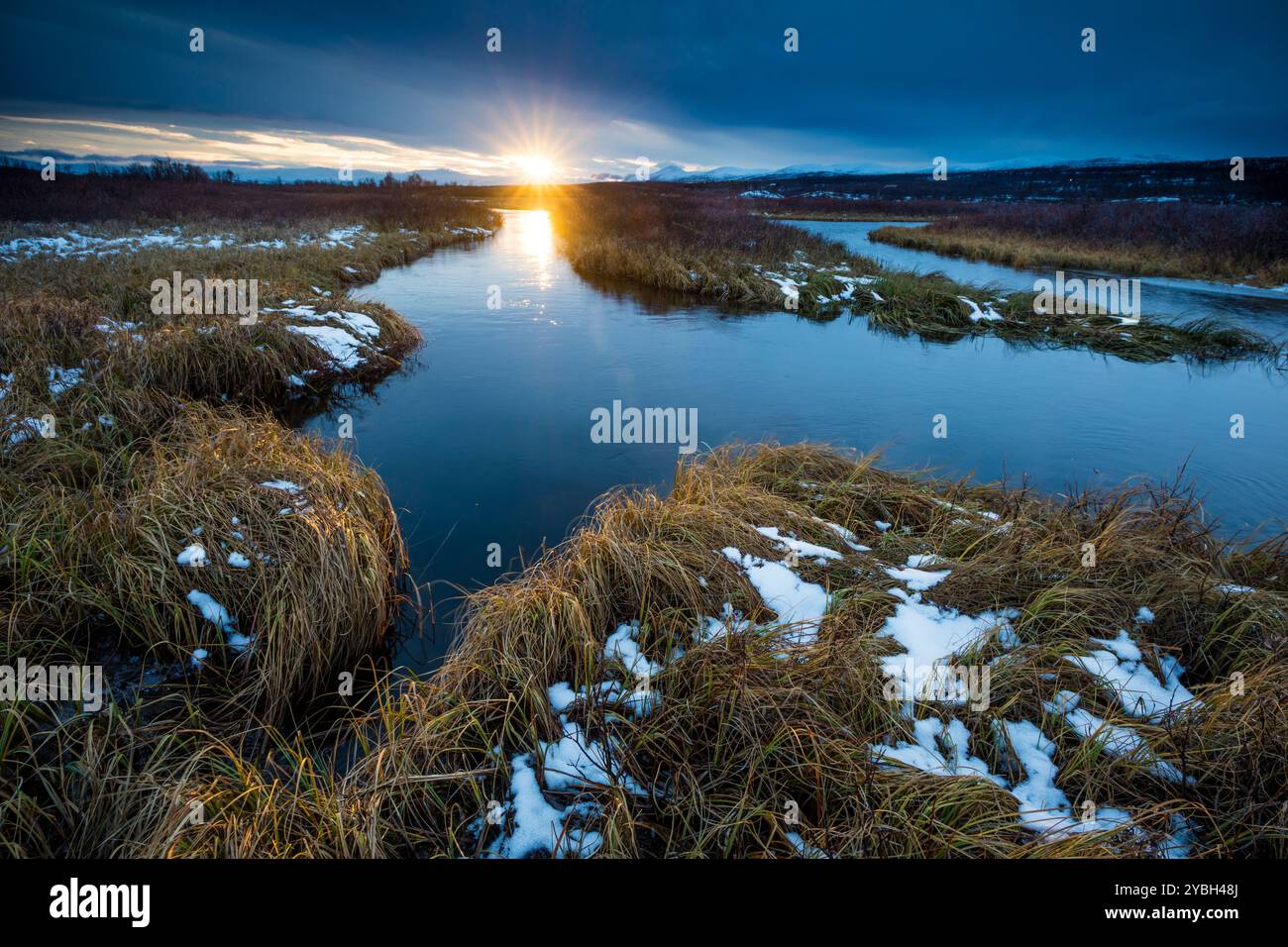 Première neige et coucher de soleil d'automne à la réserve naturelle de Fokstumyra, Dovrefjell, Dovre kommune, Norvège, Scandinavie. Banque D'Images