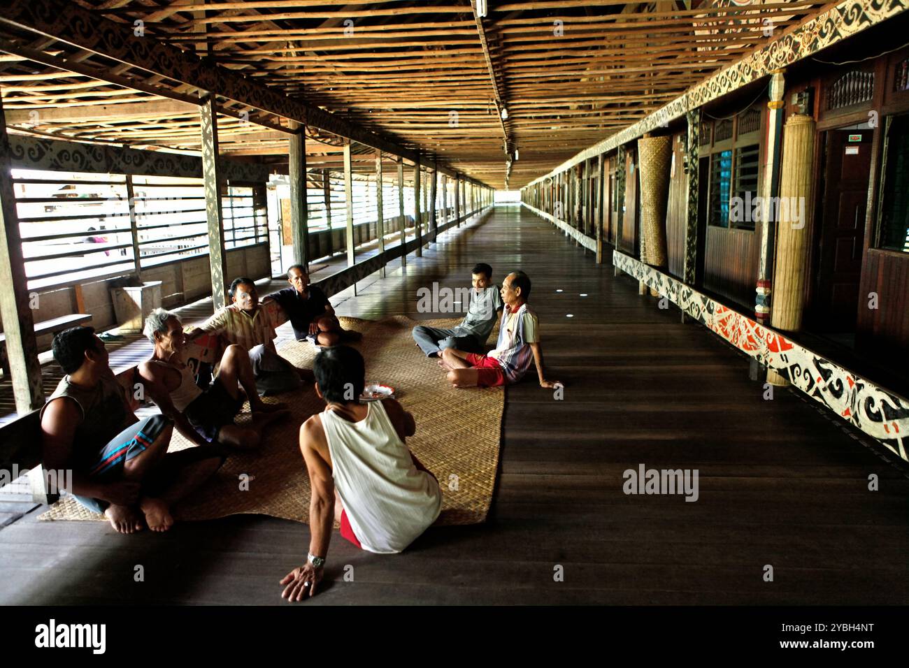 Les gens ont une réunion, dans le cadre de la préparation d'un événement écotouristique, à Bali Gundi Longhouse de la communauté traditionnelle Dayak Taman à Sibau Hulu, Putussibau Utara, Kapuas Hulu, West Kalimantan, Indonésie. Les voix des peuples autochtones sont cruciales pour faire progresser leurs droits humains et leur participation à la prise de décision internationale, selon Hernan Vales, chef de la section des peuples autochtones et des minorités aux droits de l’homme des Nations Unies, dans une publication de septembre 2024 du Haut Commissariat des Nations Unies aux droits de l’homme (HCDH). Banque D'Images