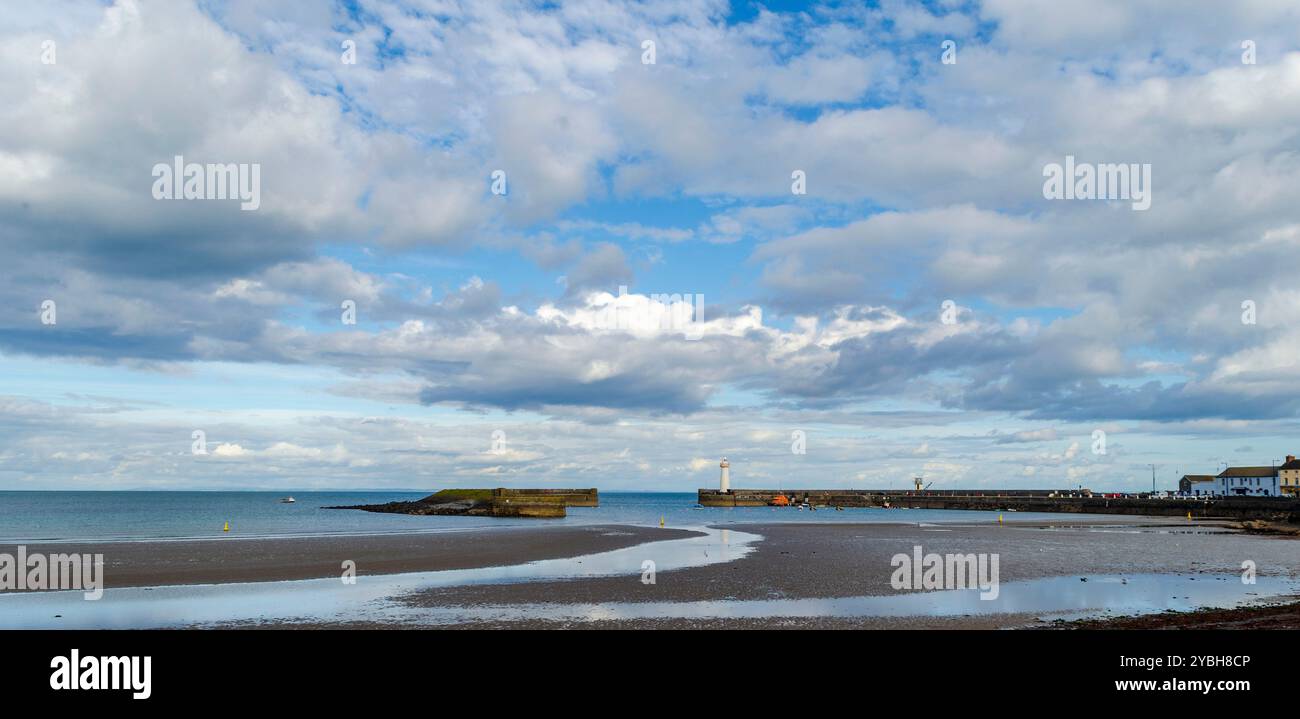 Donaghadee Co. En Irlande du Nord septembre 28 2024 - port de Donaghadee à marée basse avec un bateau de sauvetage amarré Banque D'Images