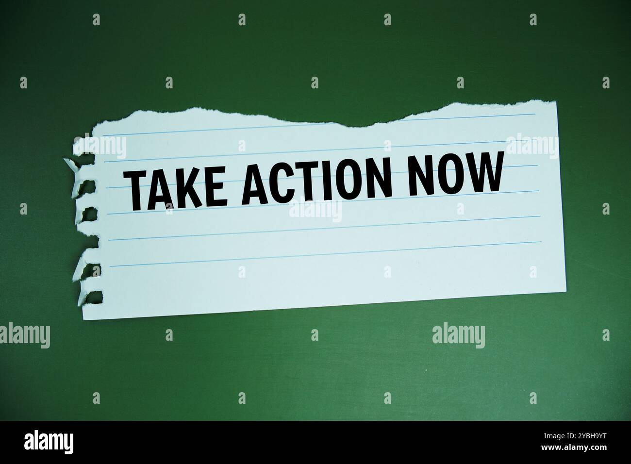 Agissez maintenant texte écrit sur papier déchiré vue supérieure sur fond vert Banque D'Images