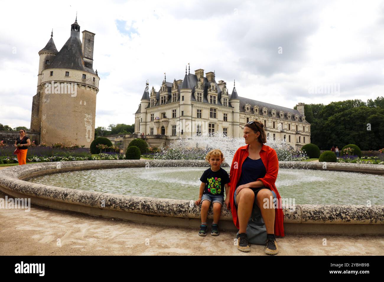 Chenonceaux, France - 15 juillet 2024 : vue de deux personnes, mère et fils, devant le Château de Chenonceau. Banque D'Images