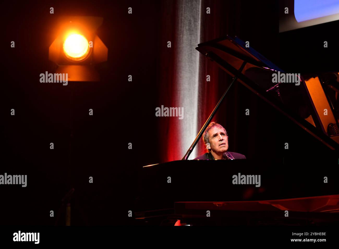 Lyon, France. 19 octobre 2024. Julien Clerc à la cérémonie de remise des prix du festival de lumière à Lyon, France, le 19 octobre 2024. (Photo de Romain Doucelin/NurPhoto) crédit : NurPhoto SRL/Alamy Live News Banque D'Images