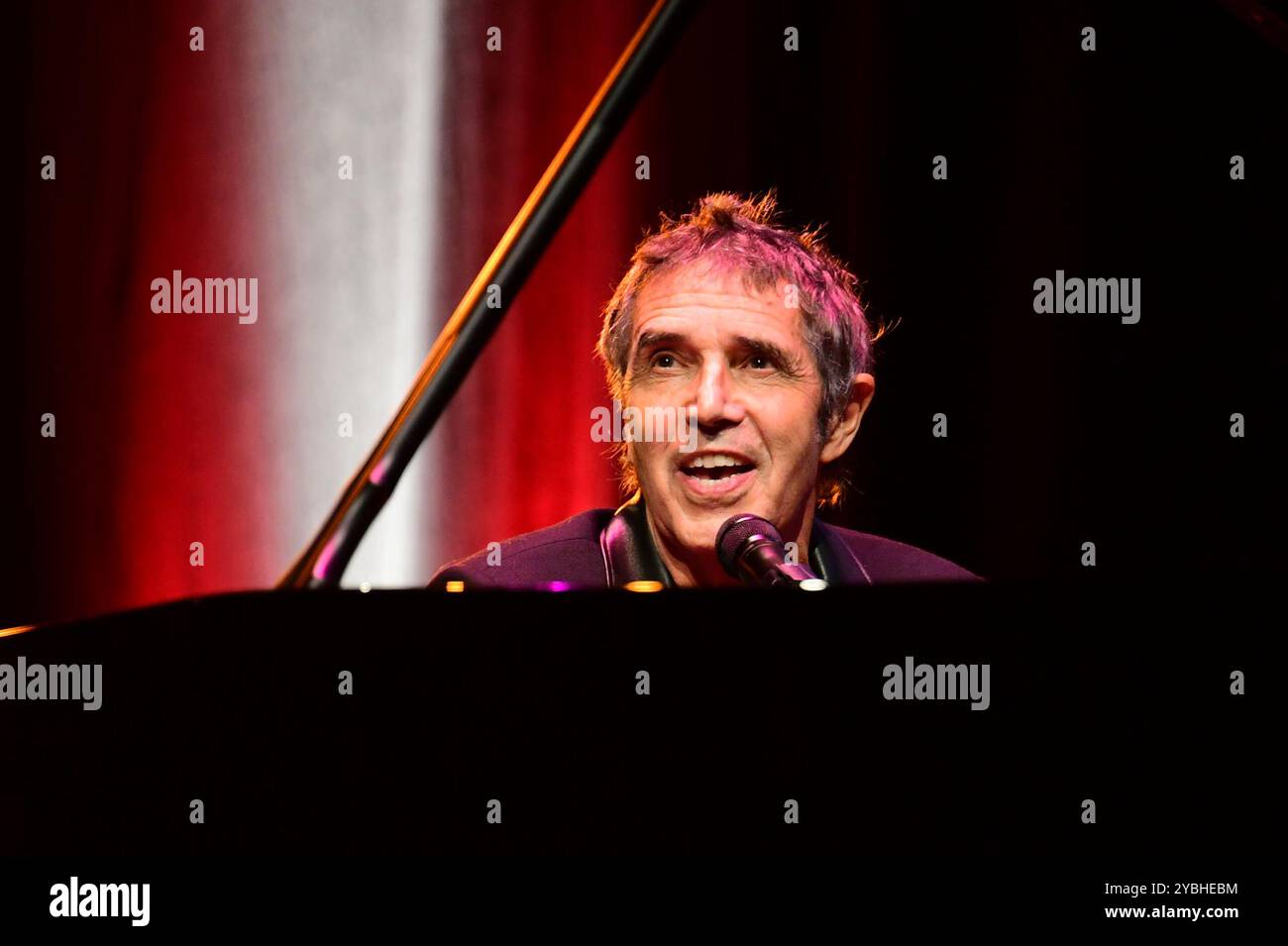Lyon, France. 19 octobre 2024. Julien Clerc à la cérémonie de remise des prix du festival de lumière à Lyon, France, le 19 octobre 2024. (Photo de Romain Doucelin/NurPhoto) crédit : NurPhoto SRL/Alamy Live News Banque D'Images