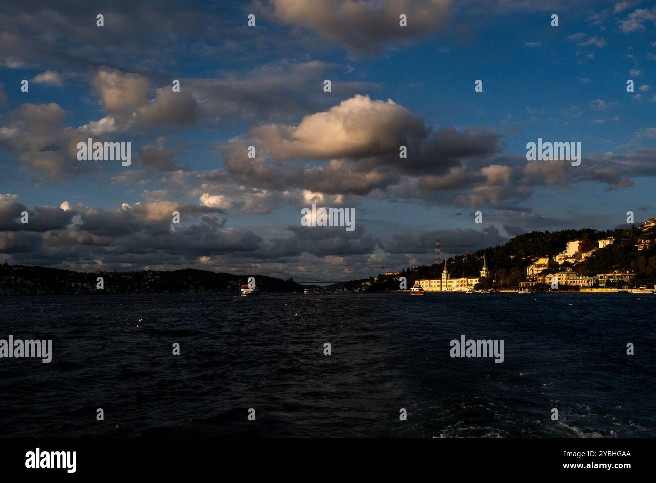 Vue du lycée militaire de Kuleli depuis une croisière en bateau sur le détroit du Bosphore à Istanbul, la capitale économique de la Turquie, le 12 octobre 2022. Vu Banque D'Images