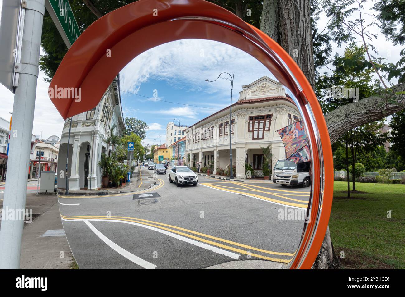 Réflexion de miroir de route - maisons Peranakan à Singapour, Katong-Joo Chiat, Koon Seng Road, Banque D'Images